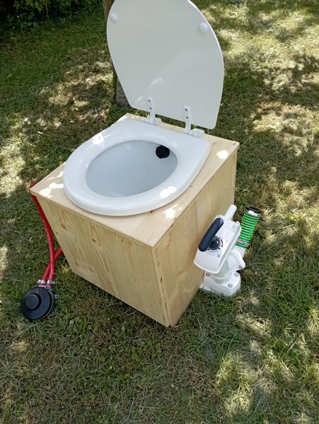 Komplette Kreislauf-Toilette Modell "Green-Line" inkl. Handpumpe und Holzkasten